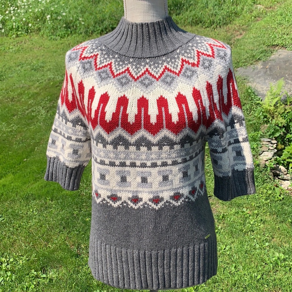 Tommy Hilfiger short sleeve sweater Size M Gray winter white, deep red burgundy